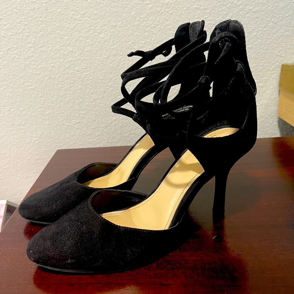 Strappy black heels 👠